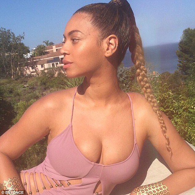 Beyonce Without Make Up Showing Her Huge Boobs On Leaked Selfie