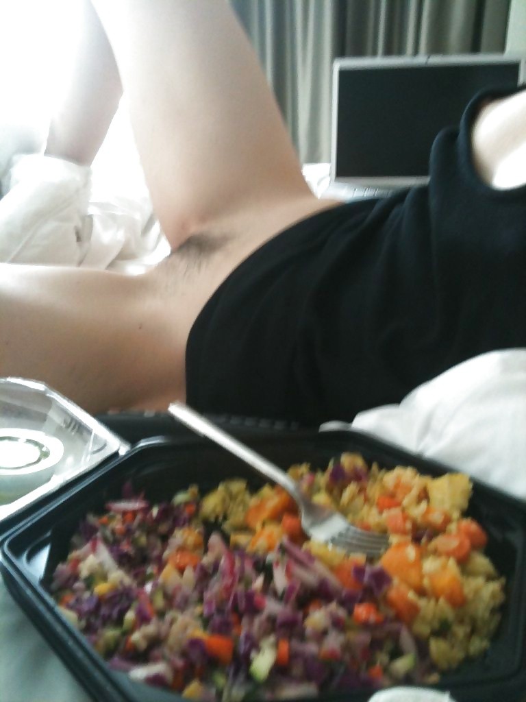 Krysten Ritter Shows Nude Pussy While Having Breakfast in Bed