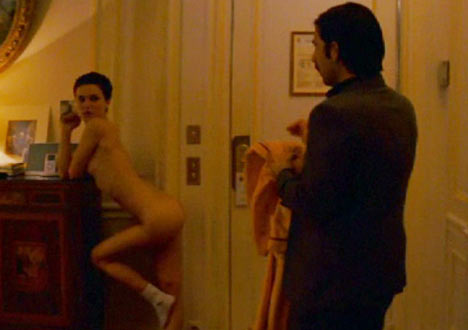 Natalie Portman Nude Standing in the Middle of the Room in Hot Scene