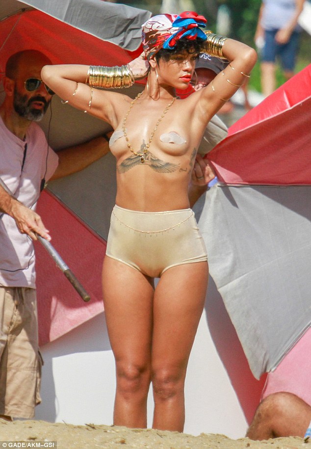 Rihanna Nude Tits and Pussy See Through