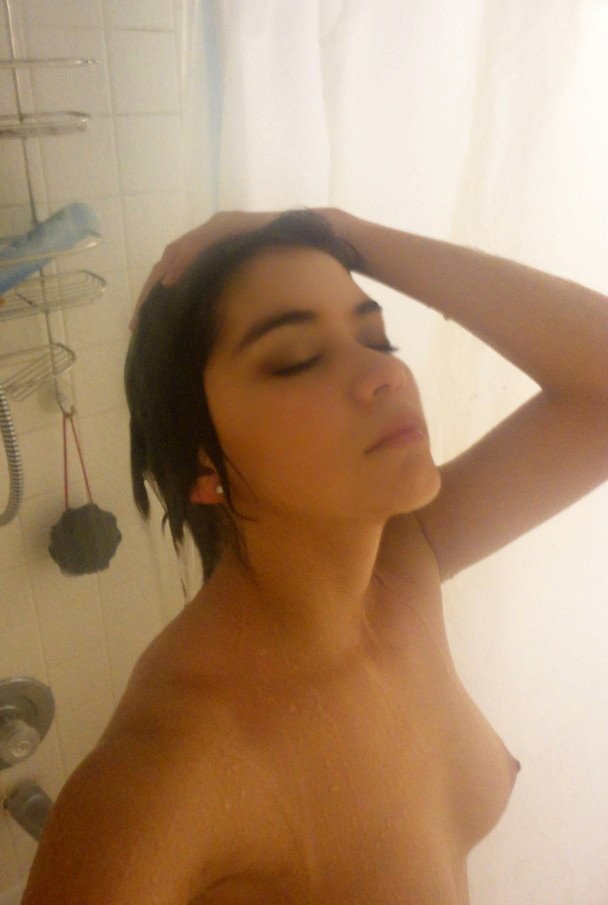 Sarah Hyland Nude Under Shower Leaked Selfie
