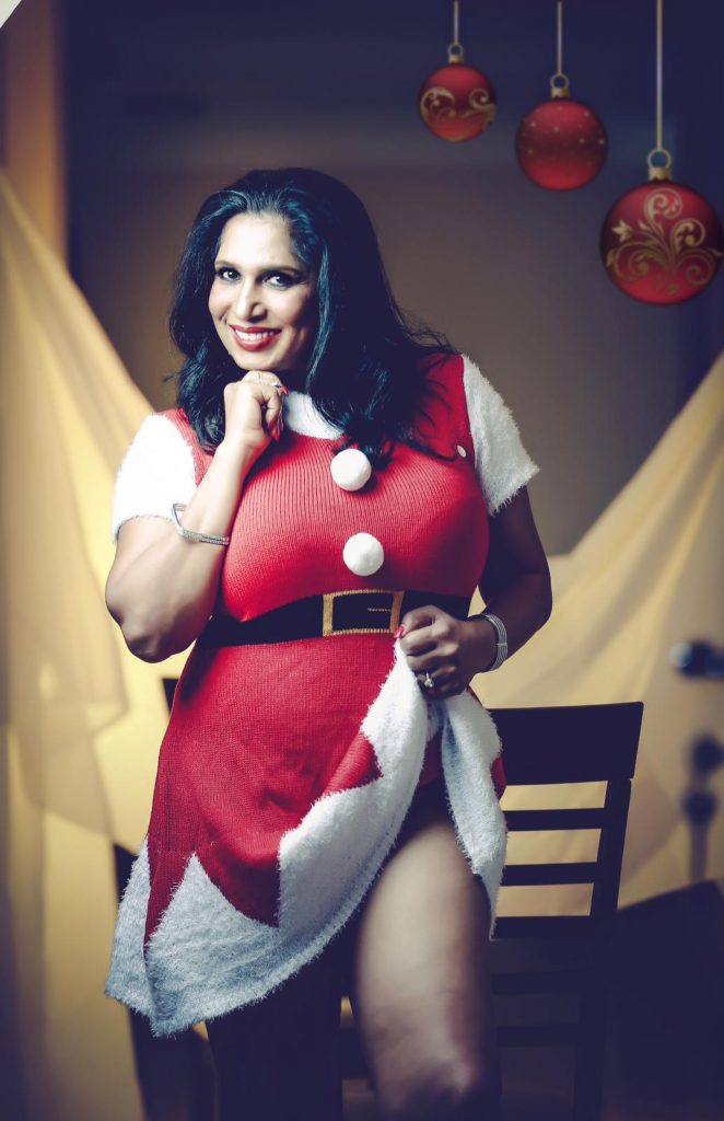 Chubby Indian Auntie Mini Richard Shows her Ass on Christmass gallery, pic 3
