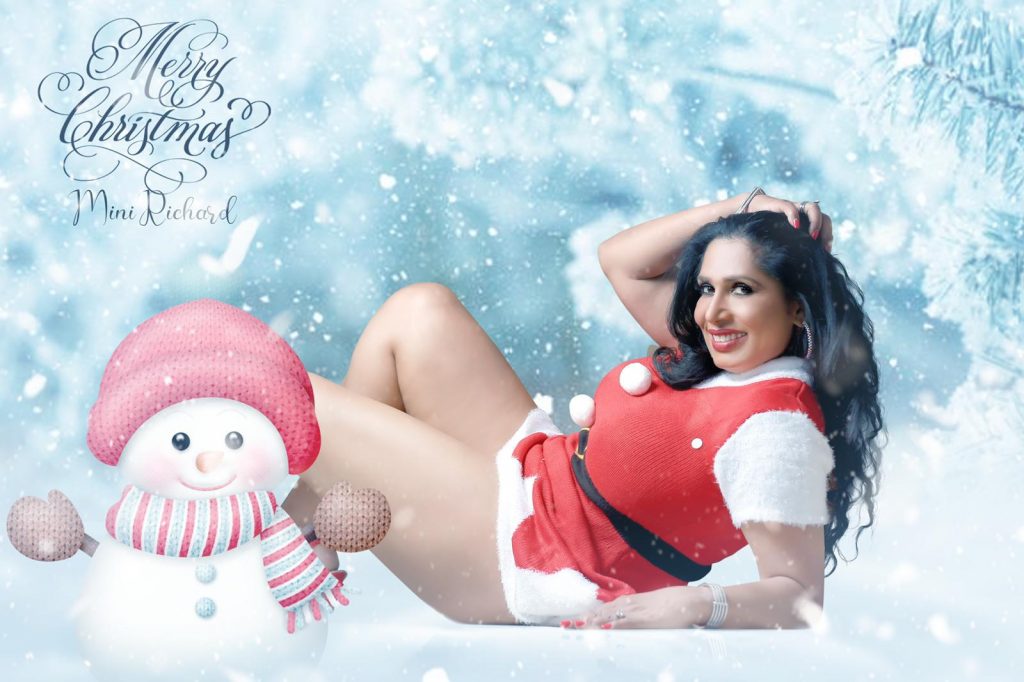 Chubby Indian Auntie Mini Richard Shows her Ass on Christmass gallery, pic 11