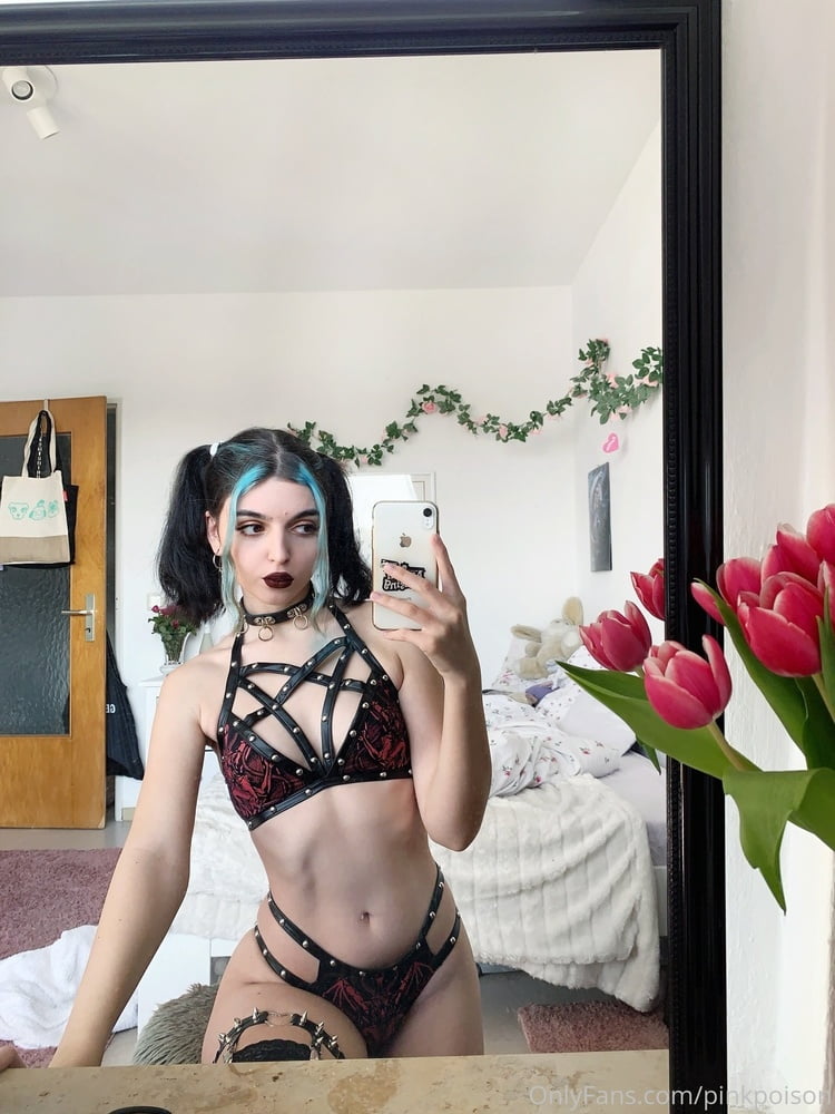 Sexy Goth Girl PinkPoison Onlyfans