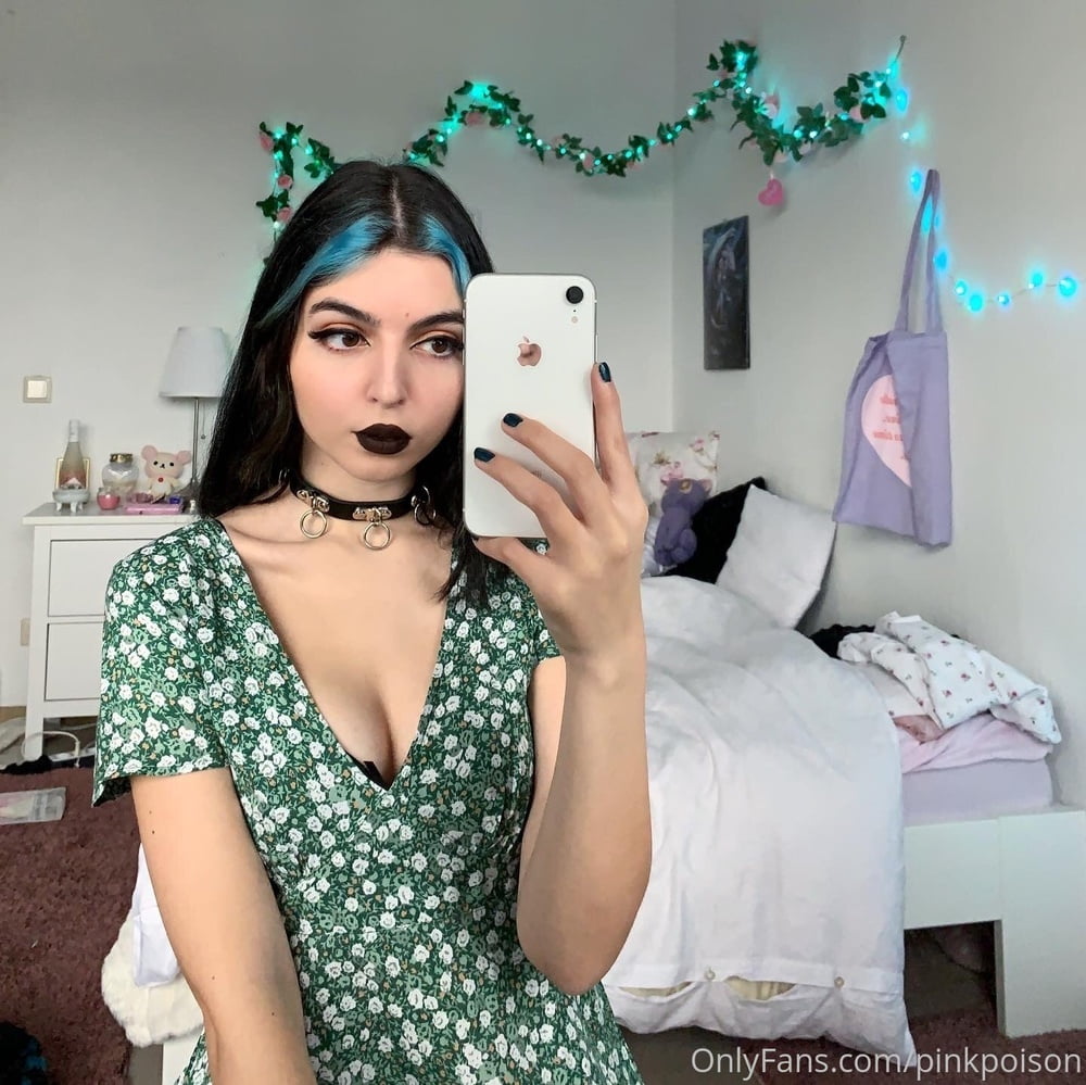 Sexy Goth Girl PinkPoison Onlyfans