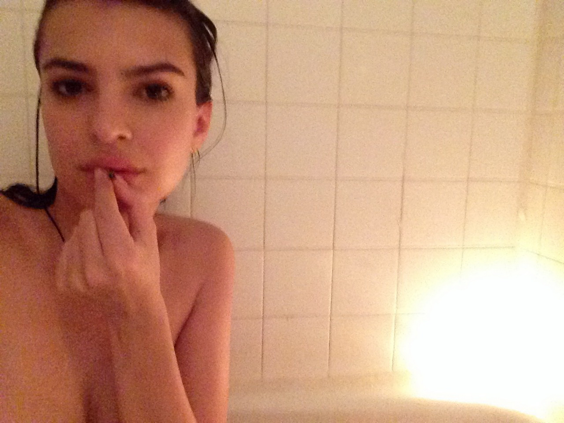 Emily Ratajkowski NUDE Leaks