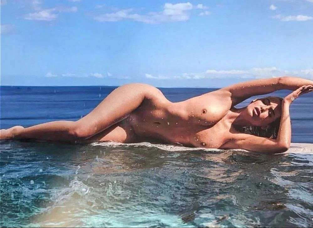 Elena Kamperi nude.